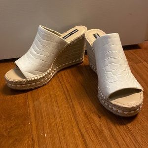 Karl Langerfeld White Snakeskin Wedge Size 8M great summer shoe